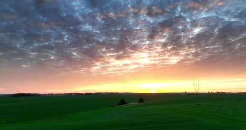 Luftaufnahme von Feldern bei Sonnenuntergang