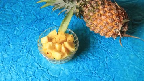 Ganze Ananas auf hellblauem Hintergrund