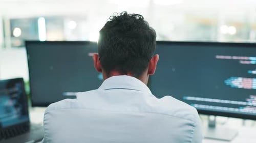 Hombre, desarrollador de software y programador con pantalla de computadora para el desarrollo de Aplicaciones