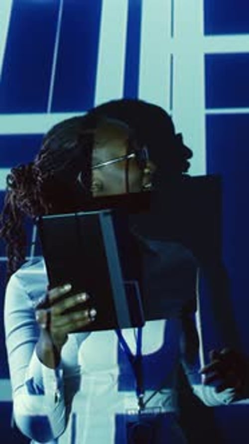 Vertikaler Video-Supervisor mit KI-Computersimulation