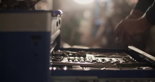 Erntemechaniker nimmt Werkzeuge aus der Schublade