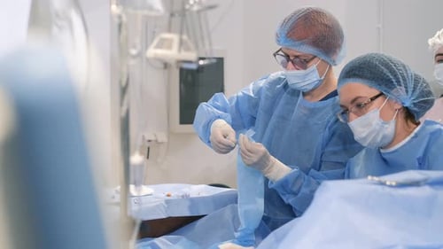 El cirujano realiza una cesárea