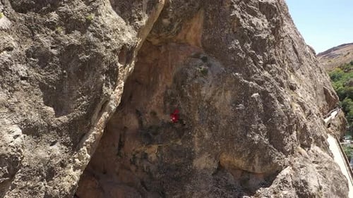 Vista aérea do alpinista escalando uma rocha 2