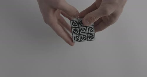 Una persona resuelve un cubo de Rubik con diferentes triángulos en bloques