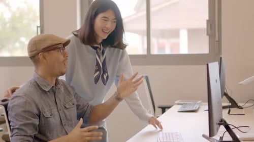 Des designers à succès célèbrent tout en travaillant ensemble dans un espace de coworking