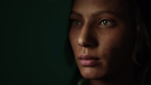 Портрет кудрявой брюнетки темнокожей женщины