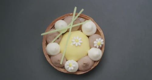 Schuss eines leckeren süßen runden Desserts mit weißer Sahne und Schokolade