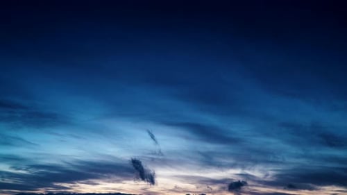 Wolken bewegen sich am Abend über dem Horizont, Zeitraffer
