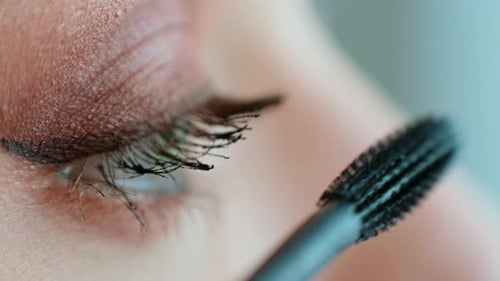 Visagistin arbeitet in ihrem Schönheitsstudio, Porträt einer Frau bei der Bewerbung durch einen professionellen Make-up-Meister