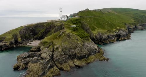 Drohnenschuss über dem Leuchtturm entlang der Dramatisch felsigen Küste von Devon