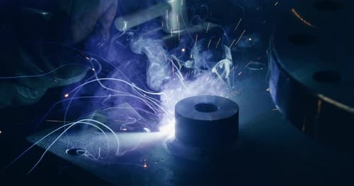Arbeiter schweißt Stahl bei Metal Industry Metalwork Sparks