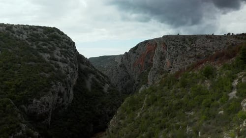 Felsige Berge in der Gegend von Sibenik