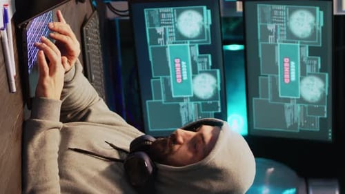 Ladrão hacker masculino de vídeo vertical invadindo servidor de segurança cibernética