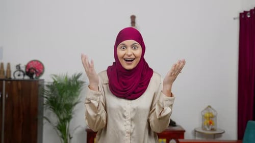 Femme musulmane surprise dans un foulard hijab