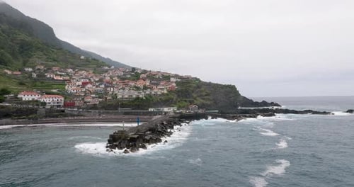 Hermoso paisaje costero de la playa de Seixal en Madeira, Portugal