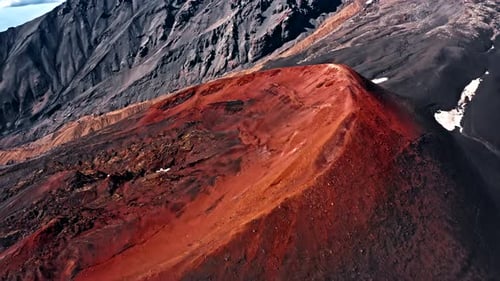 Rote und schwarze Erde in einem Vulkangebiet, Luftbild