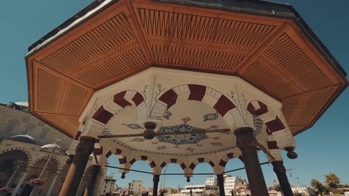 Türkei Konya, Springbrunnen der Selimiye-Moschee. Die Kamera dreht sich um den Springbrunnen. blauer Himmel. 4K.