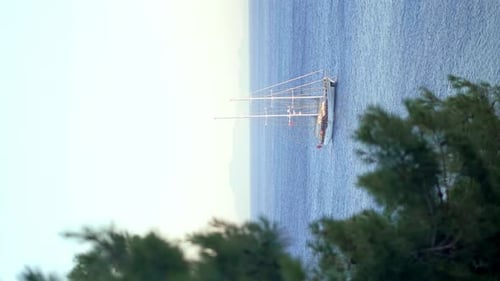 die blaue und ruhige Meereslandschaft mit Segelboot bei Sonnenuntergang Blauer Himmel und Bergen, Horizontlinie, Little Wave