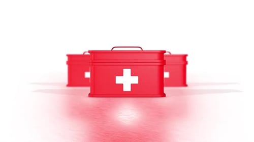 Drei rote Erste-Hilfe-Sets auf reflektierender Oberfläche