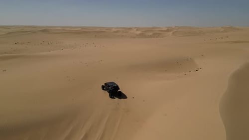 Vídeo aéreo sobre un safari en las dunas de arena del desierto, Dubái