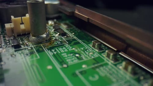 Dolly-Aufnahme eines grünen Leiterplattenrahmens, der den integrierten Computerprozessor zeigt