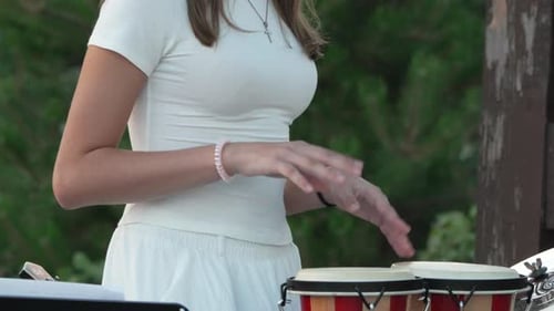 Mujer tocando bongos Joven músico interpretando música al aire libre