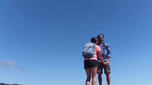 Parada de senderismo en pareja para echar un vistazo a la vista
