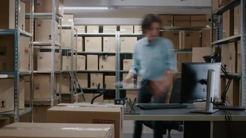Zeitraffer der vielbeschäftigten Arbeiter im Lagerhaus mit Regalreihen voller Pappkartons und Packs