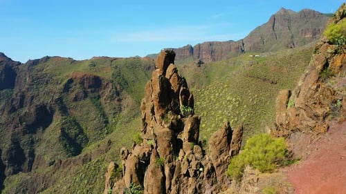 Hohe vulkanische grüne Berge bilden eine riesige Schlucht im Teno-Nationalpark Masca Village
