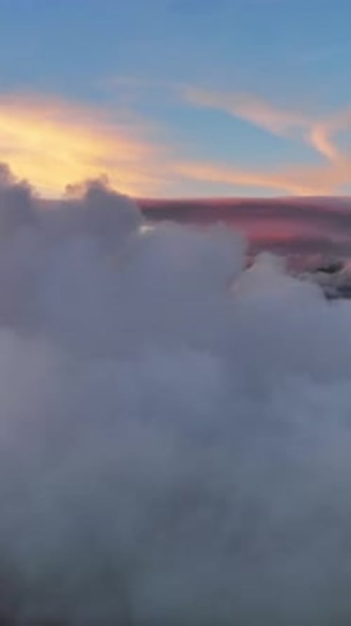 Voler dans les nuages lumineux du coucher du soleil