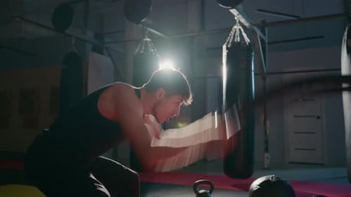 Un athlète s'entraîne dans une salle de sport tamisée