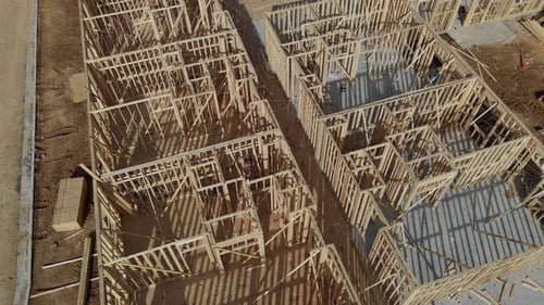 Vista aérea de los sitios de construcción que muestran una casa y un edificio de madera en construcción