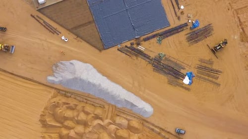 Ampliación aérea del sitio de construcción con la preparación de los cimientos, el equipo y el diseño de los recursos
