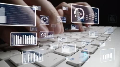 Hände, die auf einer modernen Tastatur tippen, umgeben von digitalen Grafiken, Diagrammen und Datensymbolen, die
