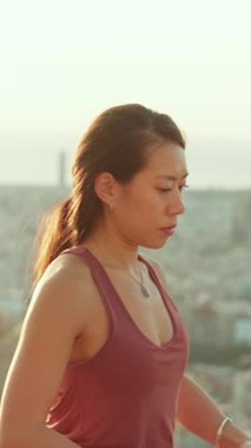 Junge Frau entspannt sich beim Yoga auf der Aussichtsplattform