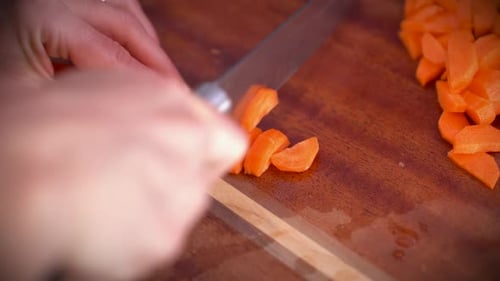 Karotten in Scheiben schneiden