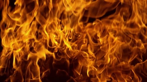 Feuerflammen auf schwarzem Hintergrund in Zeitlupe