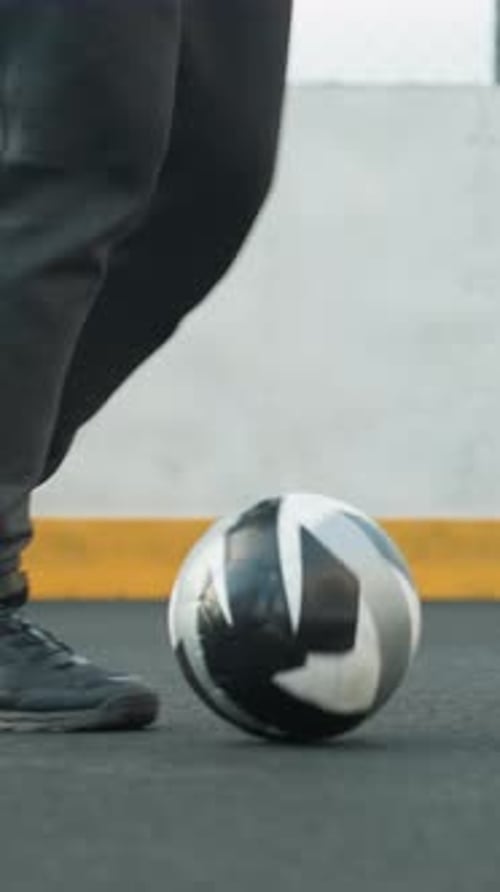 Athlet manövriert Fußball während einer Trainingseinheit im Freien
