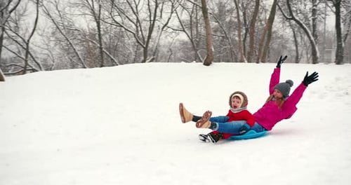 Mutter und kleines Kleinkind, Junge, Sohn, haben Spaß im Schnee im Winter, Winterferien, lustiger Urlaub
