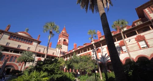 Visite de l'historique Flagler College sous le soleil de Saint Augustine, en Floride, États-Unis