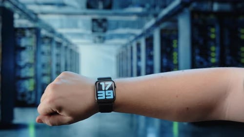 Handtragende Smartwatch im Serverraum des Rechenzentrums