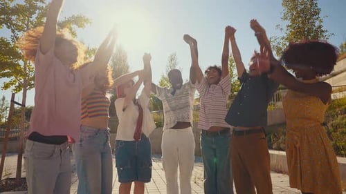 Joyeux groupe multiethnique ludique de jeunes amis