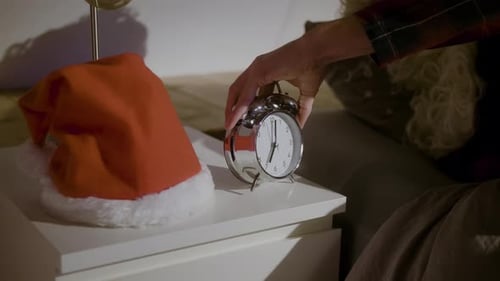 Le père Noël entend le réveil et se réveille