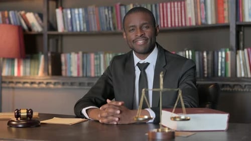 Abogado afroamericano sonriente mirando a la cámara