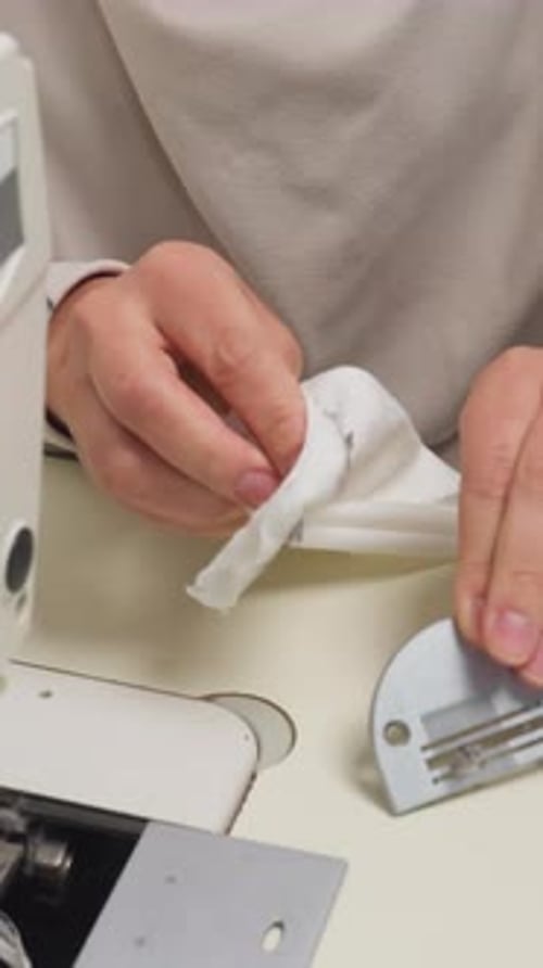 Scène de réparation de couture, gros plan d'une personne entretenant le compartiment à bobines de couture, plan soigneusement détaillé