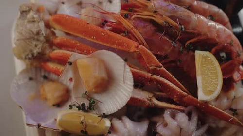 Assiette de fruits de mer avec cuisses de crabe et pétoncles