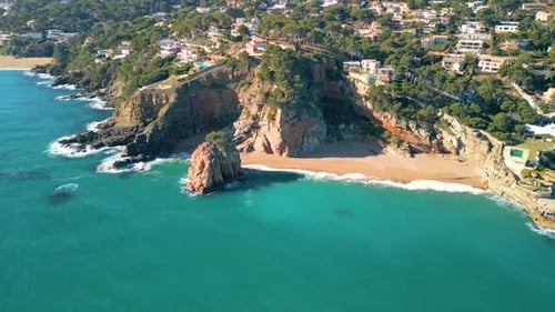 Illa Roja: vistas aéreas impressionantes da praia de Isla Roja, na Costa Brava de Girona, praia, nudista e