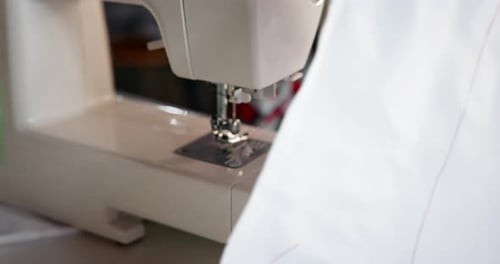 Mains, machine à coudre et tissu avec fil pour la fabrication de vêtements, petites entreprises