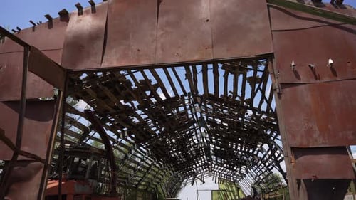 Eine Farm in einem ukrainischen Dorf, das durch Artilleriebeschuss zerstört wurde