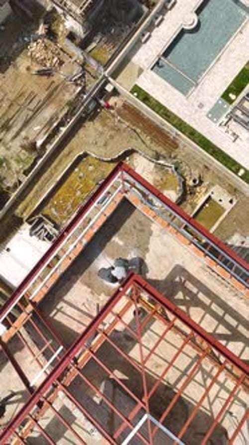 Vídeo vertical: expertos en maquinaria pesada y soldadura trabajan juntos en una obra